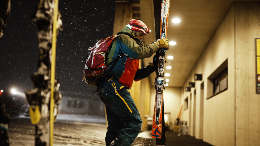 Skier infront of the door | © ÖSV